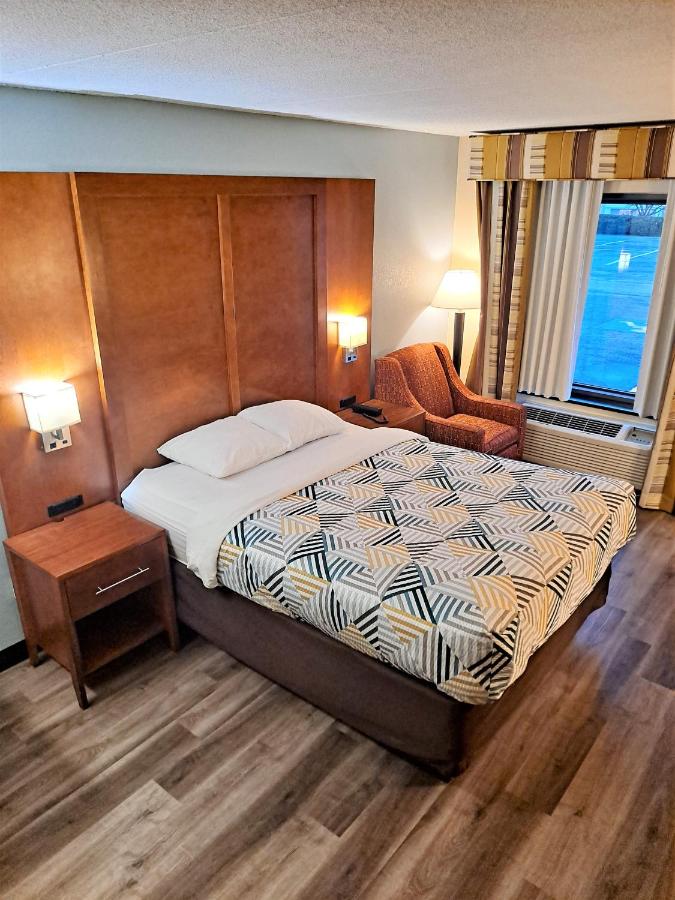 Queen Room - Disability Access - Non-Smoking at Motel 6 Catonsville MD Baltimore West