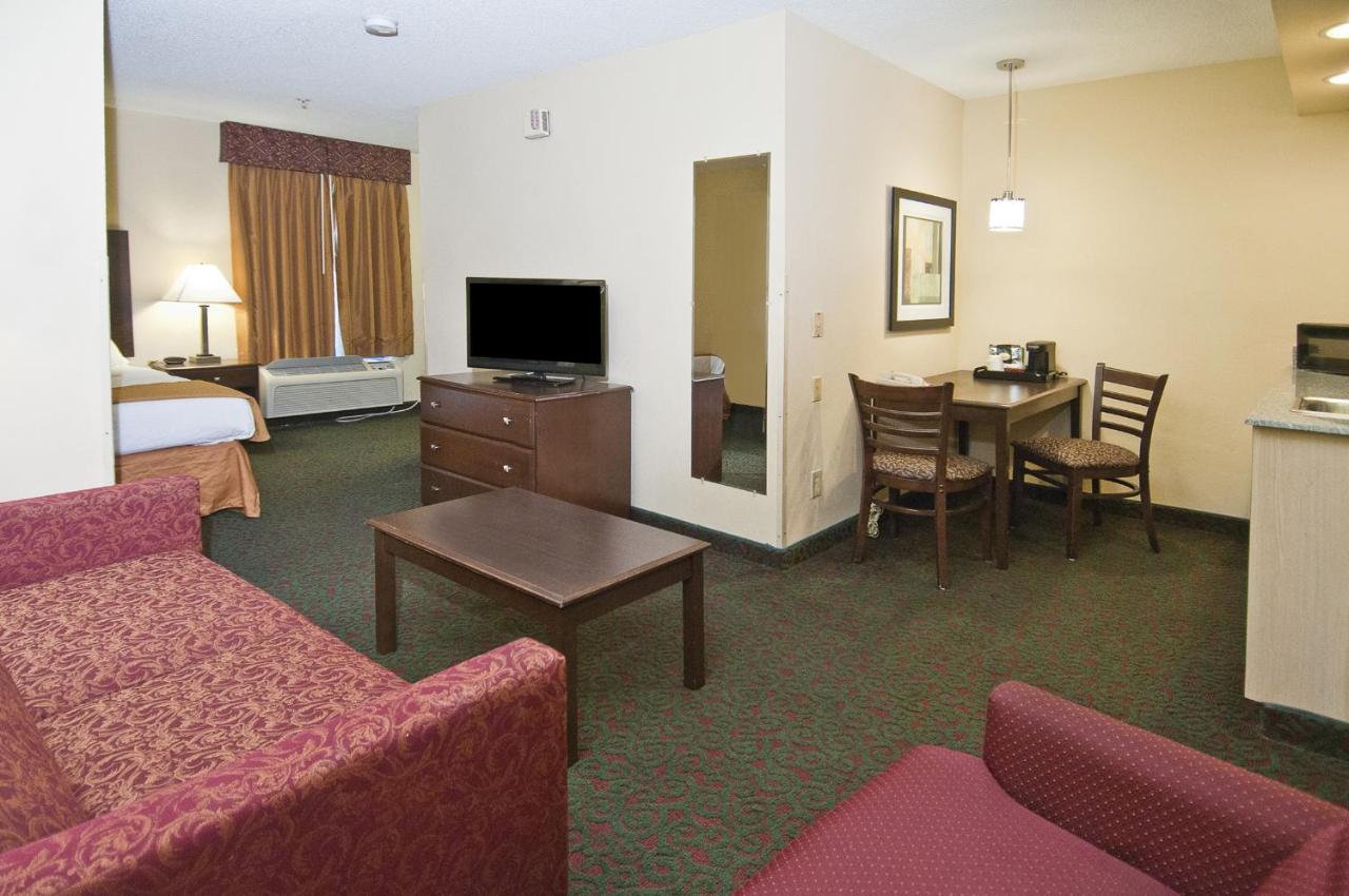 Queen Room - Non-Smoking at Quality Inn & Suites at Airport Blvd I-65