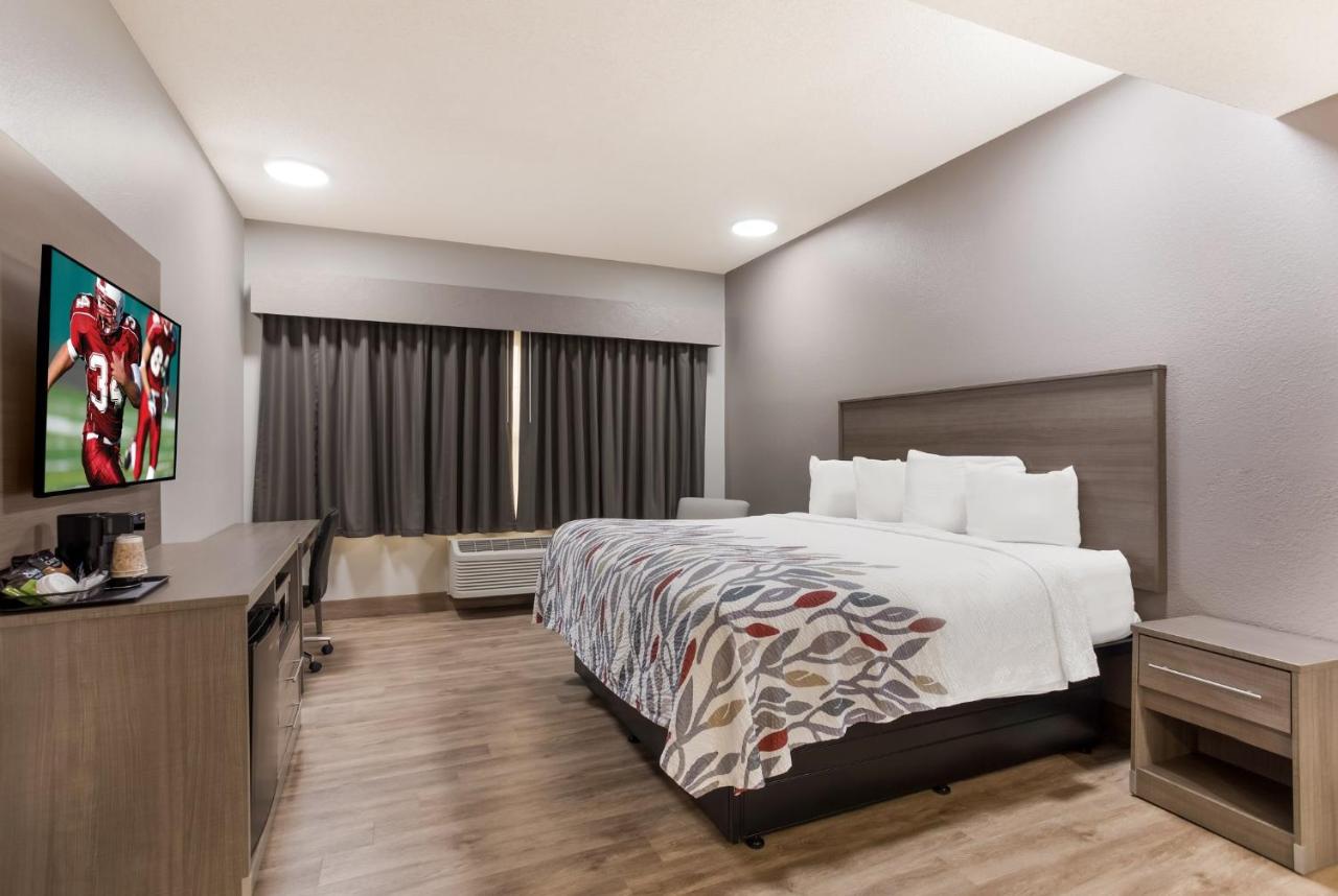 King Suite with Whirlpool - Non-Smoking at Red Roof Inn & Suites Corbin