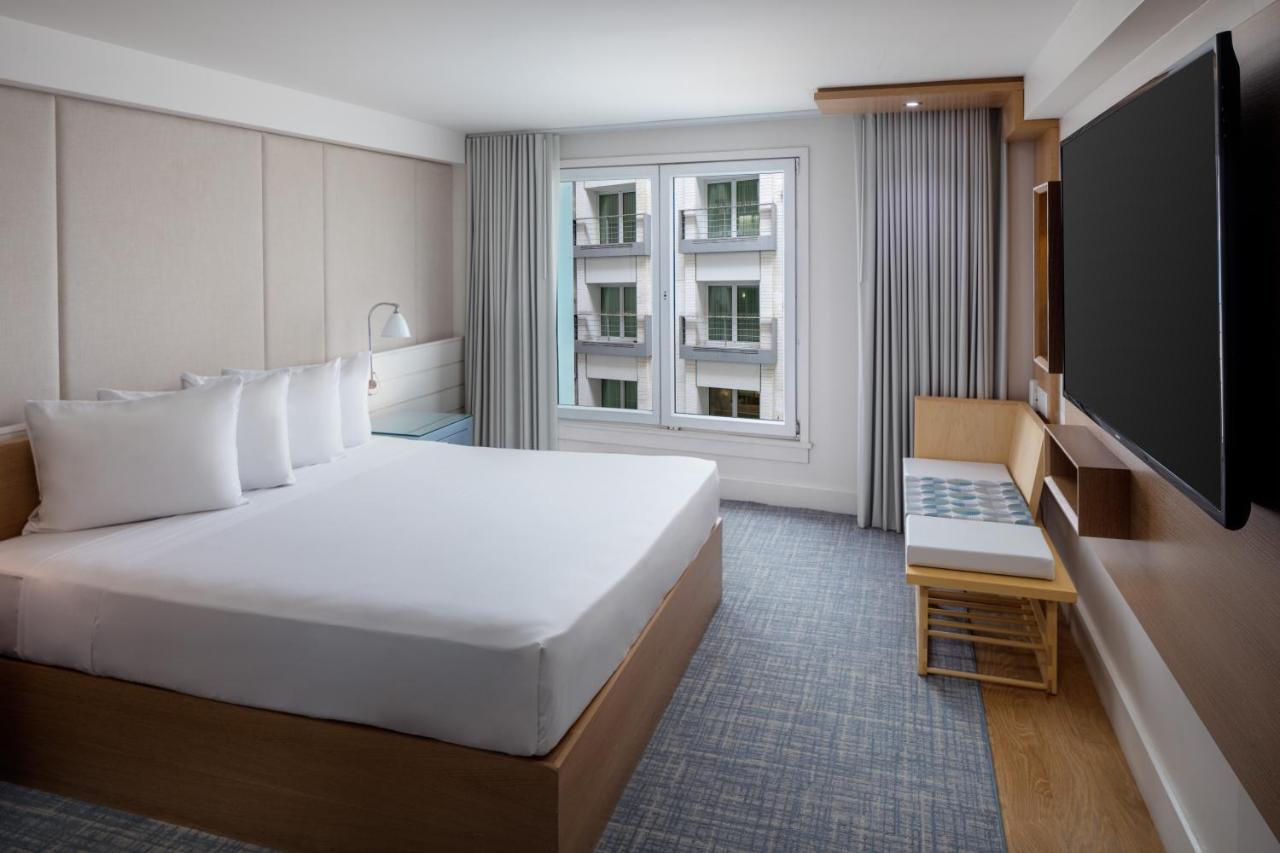 Deluxe King Room at Allegria Hotel