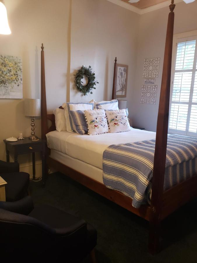 | Pecan Tree Inn