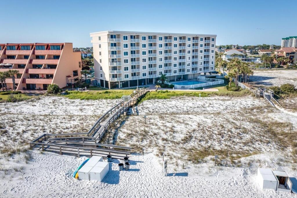 | NEW AMAZING VIEWS LOCATION ONLY 42 CONDOS PRIVATE BEACH HOLIDAY ISLE IN DESTIN !