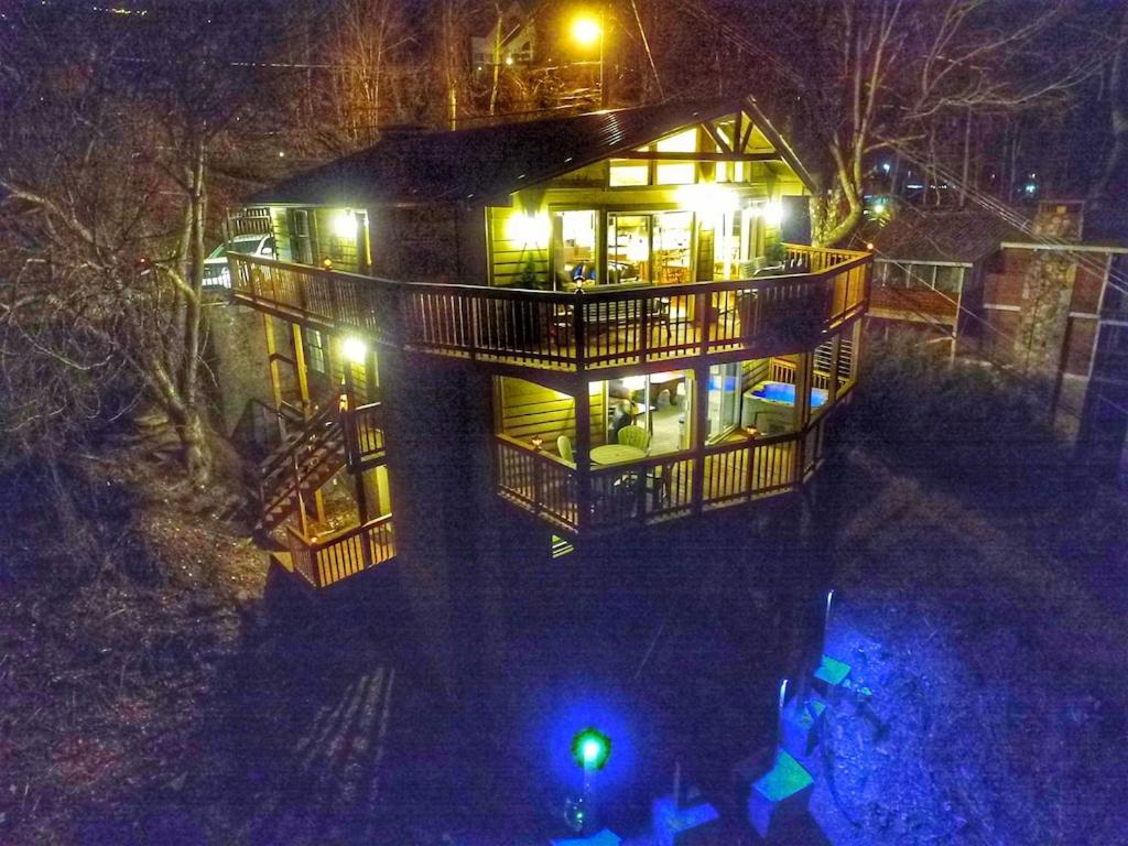  | BEST VIEWS OF DOWNTOWN LIGHTS ANAKEESTA MT LECONTE TRAM SKY BRIDGE SKI HOT TUB