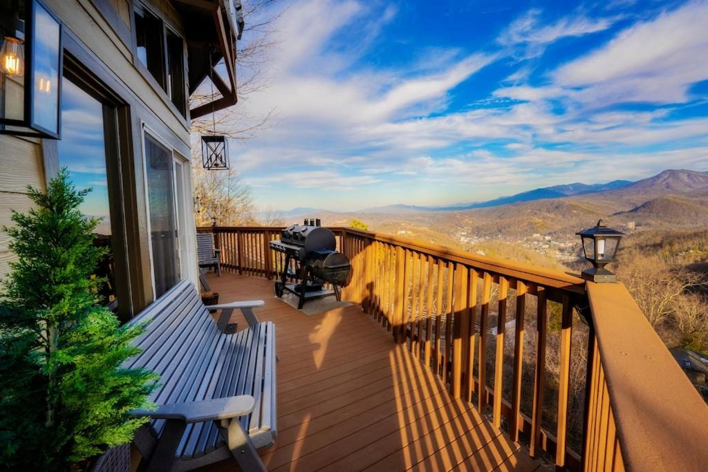  | BEST VIEWS OF DOWNTOWN LIGHTS ANAKEESTA MT LECONTE TRAM SKY BRIDGE SKI HOT TUB