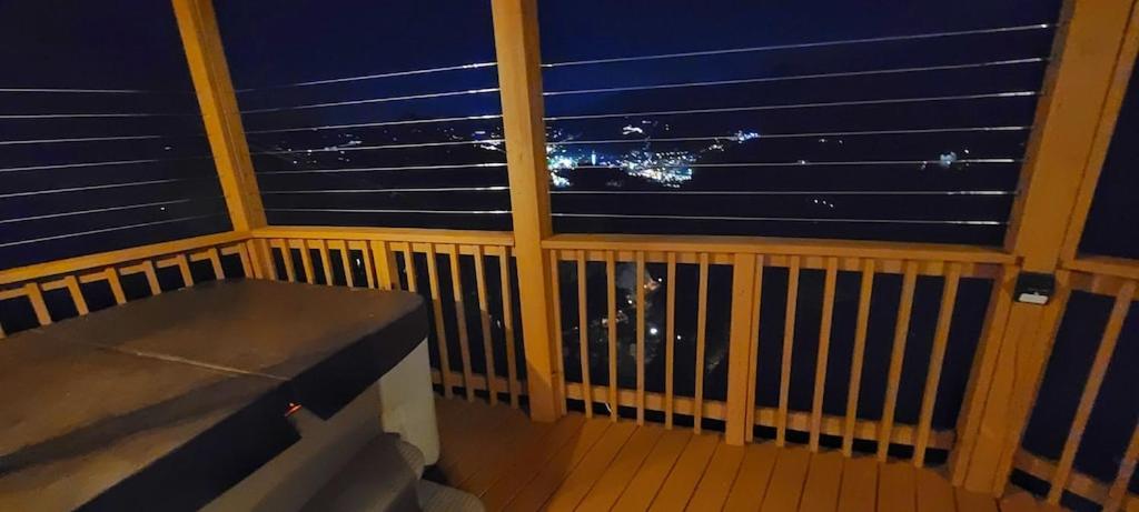  | BEST VIEWS OF DOWNTOWN LIGHTS ANAKEESTA MT LECONTE TRAM SKY BRIDGE SKI HOT TUB