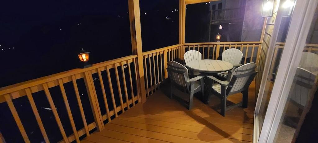  | BEST VIEWS OF DOWNTOWN LIGHTS ANAKEESTA MT LECONTE TRAM SKY BRIDGE SKI HOT TUB