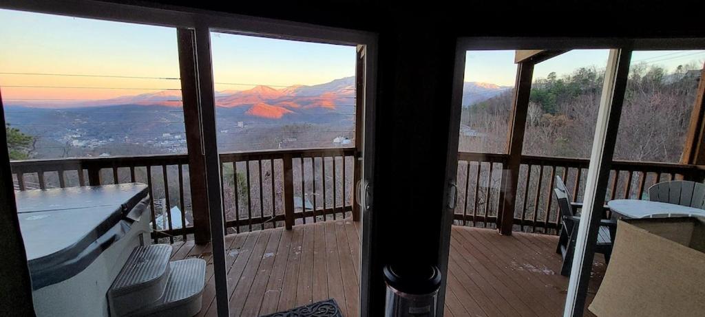  | BEST VIEWS OF DOWNTOWN LIGHTS ANAKEESTA MT LECONTE TRAM SKY BRIDGE SKI HOT TUB