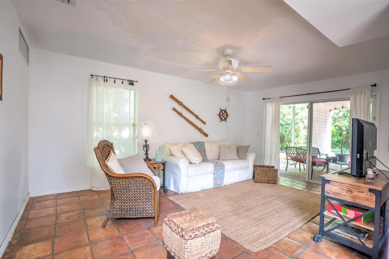 | Beach Cottage, Steps to the Beach. Pet friendly. King Bed.