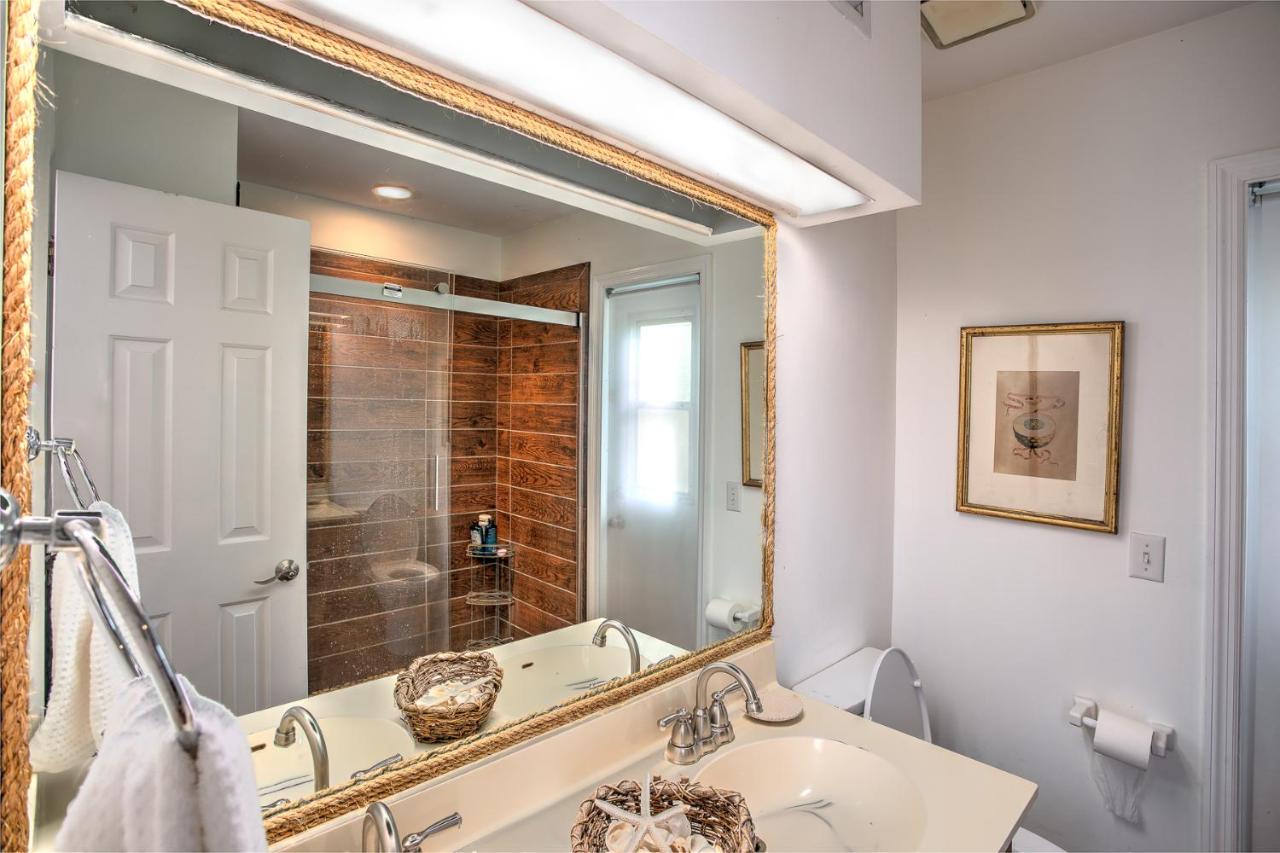 | Beach Cottage, Steps to the Beach. Pet friendly. King Bed.