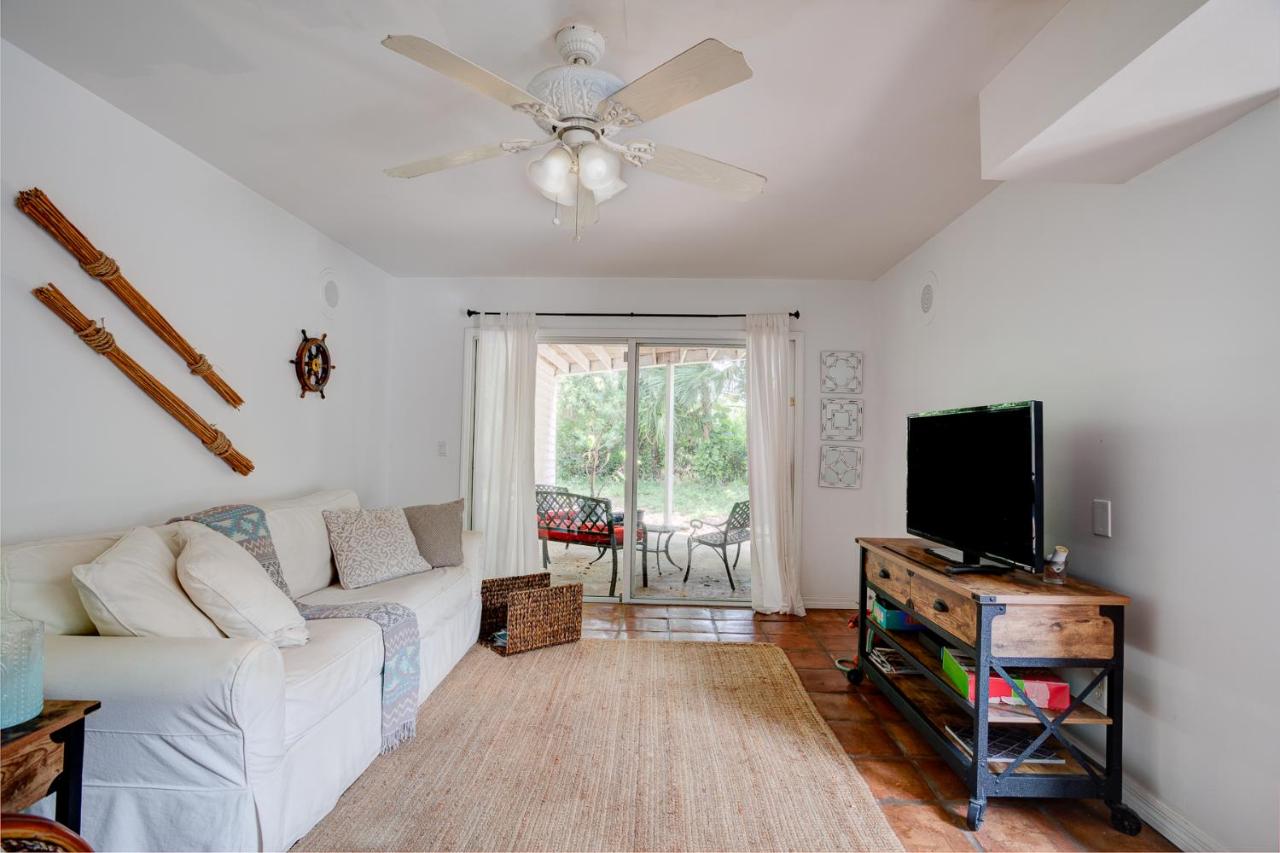 | Beach Cottage, Steps to the Beach. Pet friendly. King Bed.