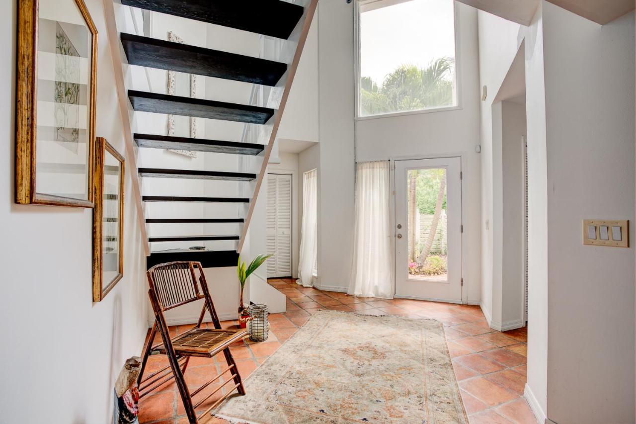 | Beach Cottage, Steps to the Beach. Pet friendly. King Bed.