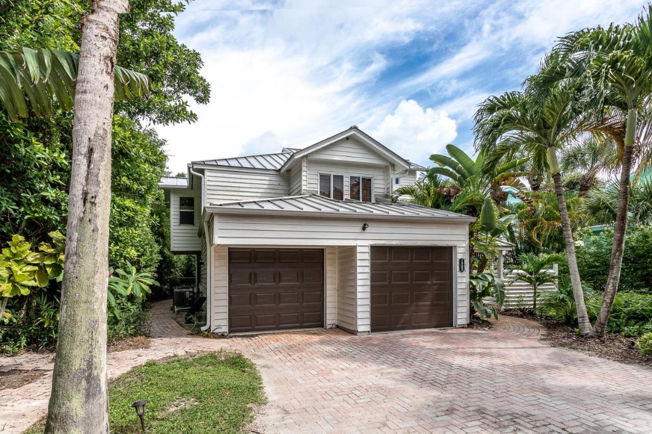 | Beach Cottage, Steps to the Beach. Pet friendly. King Bed.