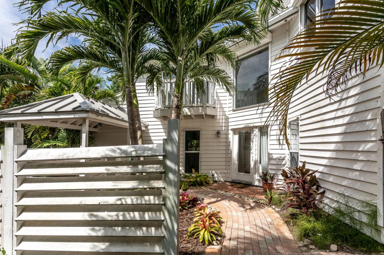| Beach Cottage, Steps to the Beach. Pet friendly. King Bed.
