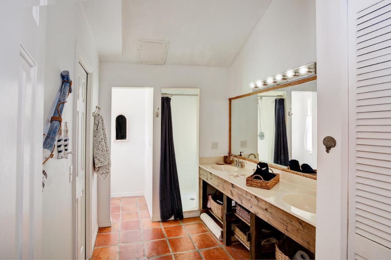 | Beach Cottage, Steps to the Beach. Pet friendly. King Bed.