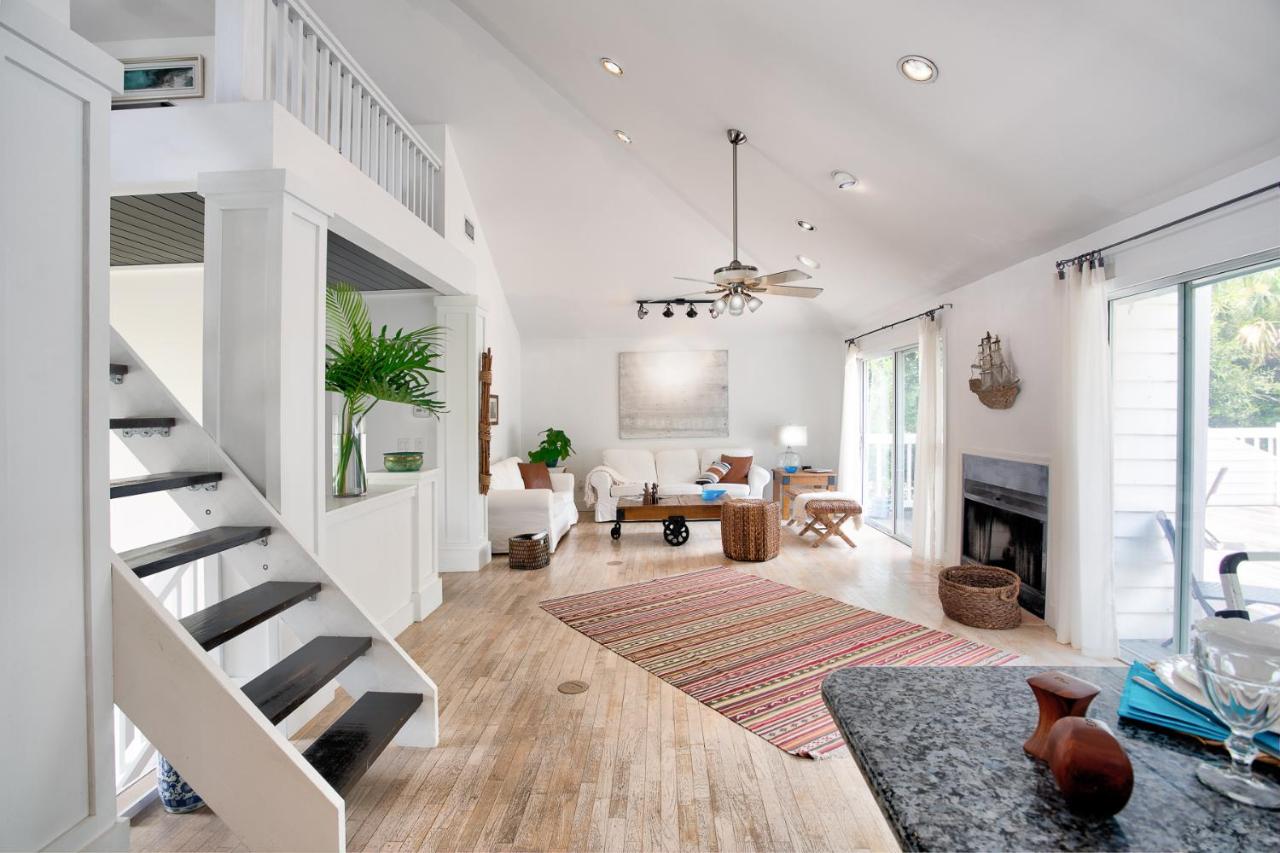 | Beach Cottage, Steps to the Beach. Pet friendly. King Bed.