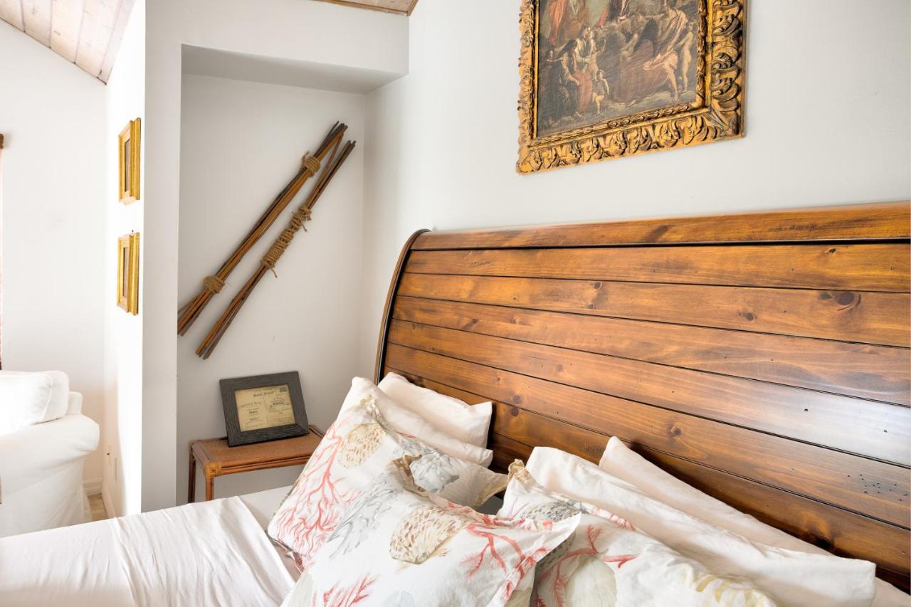 | Beach Cottage, Steps to the Beach. Pet friendly. King Bed.