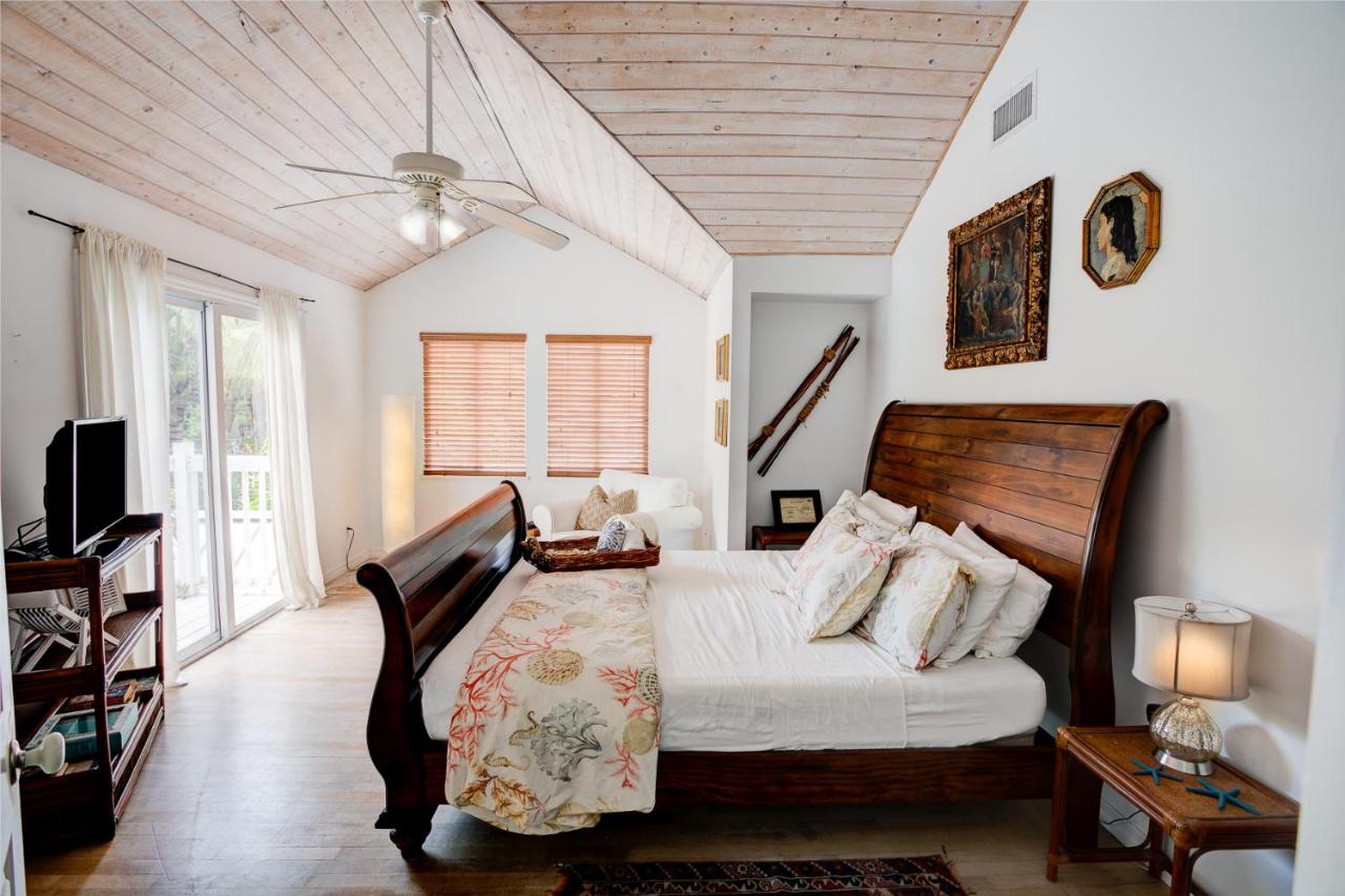 | Beach Cottage, Steps to the Beach. Pet friendly. King Bed.