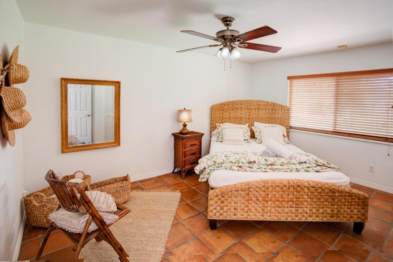 | Beach Cottage, Steps to the Beach. Pet friendly. King Bed.
