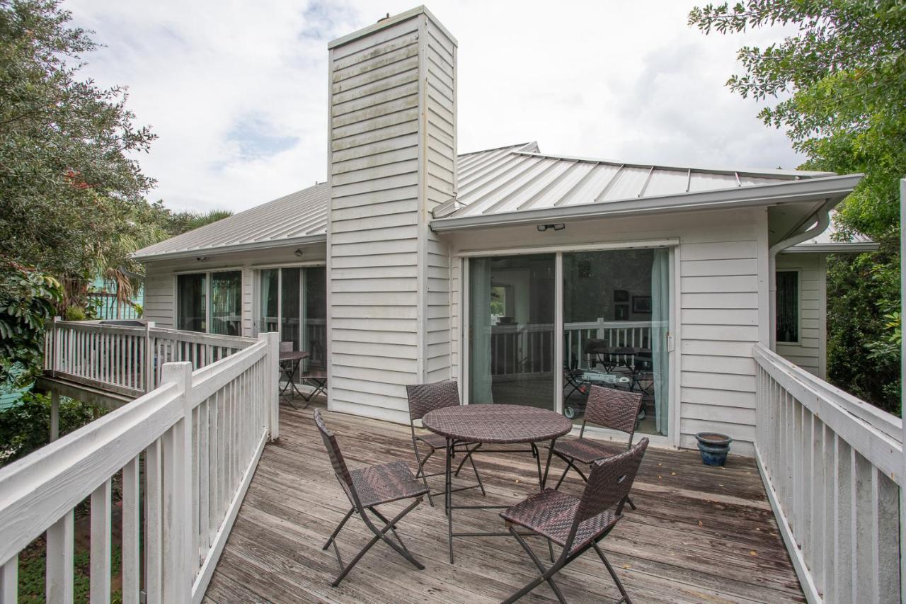 | Beach Cottage, Steps to the Beach. Pet friendly. King Bed.