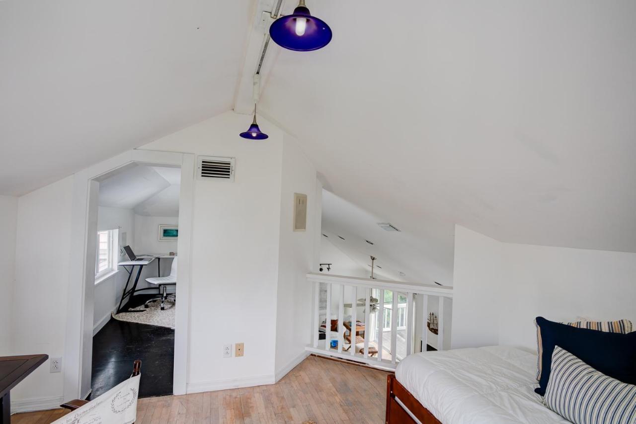 | Beach Cottage, Steps to the Beach. Pet friendly. King Bed.