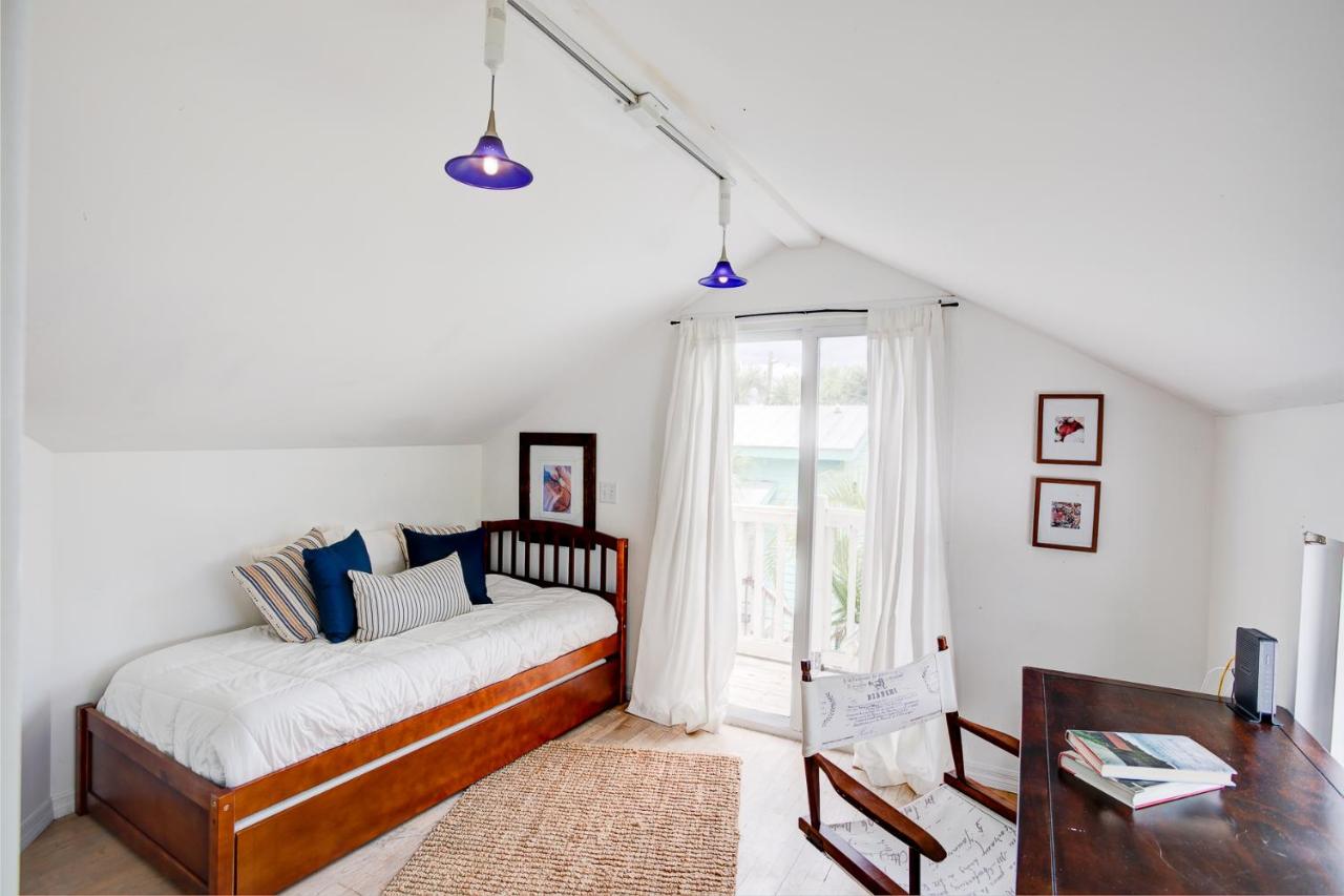 | Beach Cottage, Steps to the Beach. Pet friendly. King Bed.