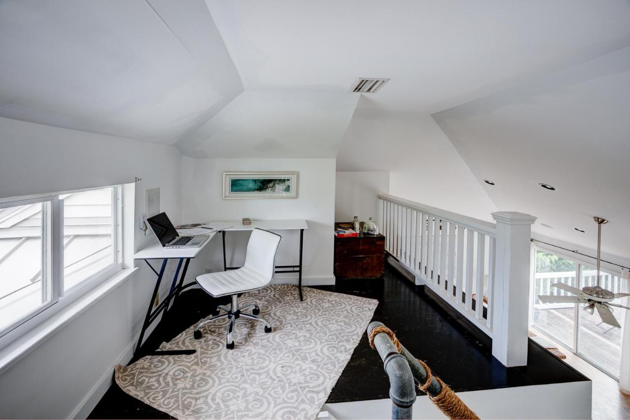 | Beach Cottage, Steps to the Beach. Pet friendly. King Bed.