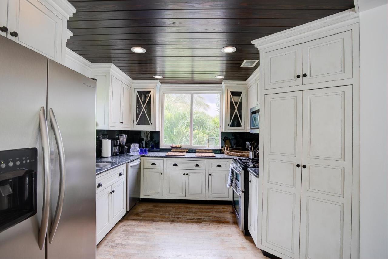 | Beach Cottage, Steps to the Beach. Pet friendly. King Bed.