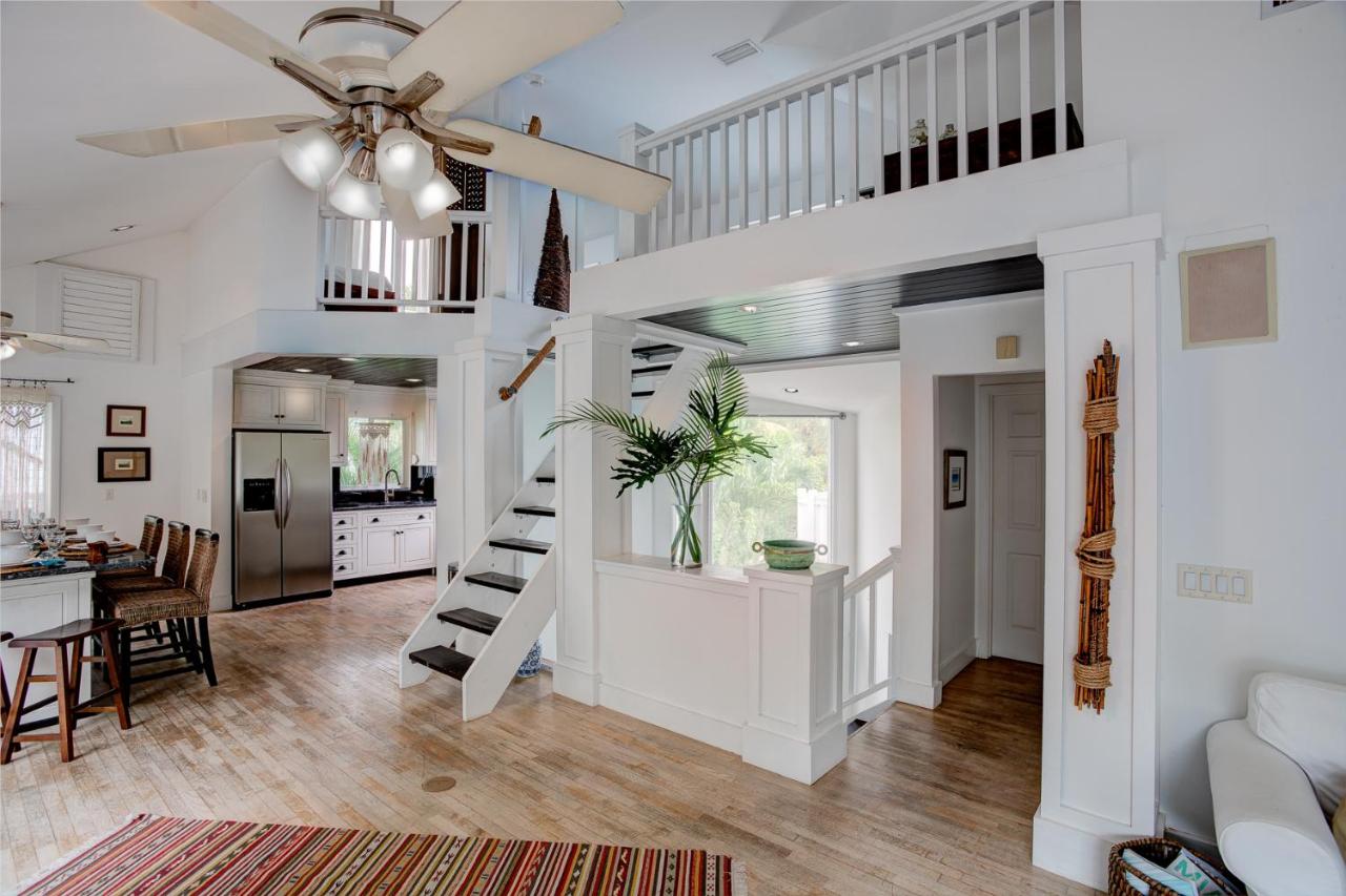 | Beach Cottage, Steps to the Beach. Pet friendly. King Bed.