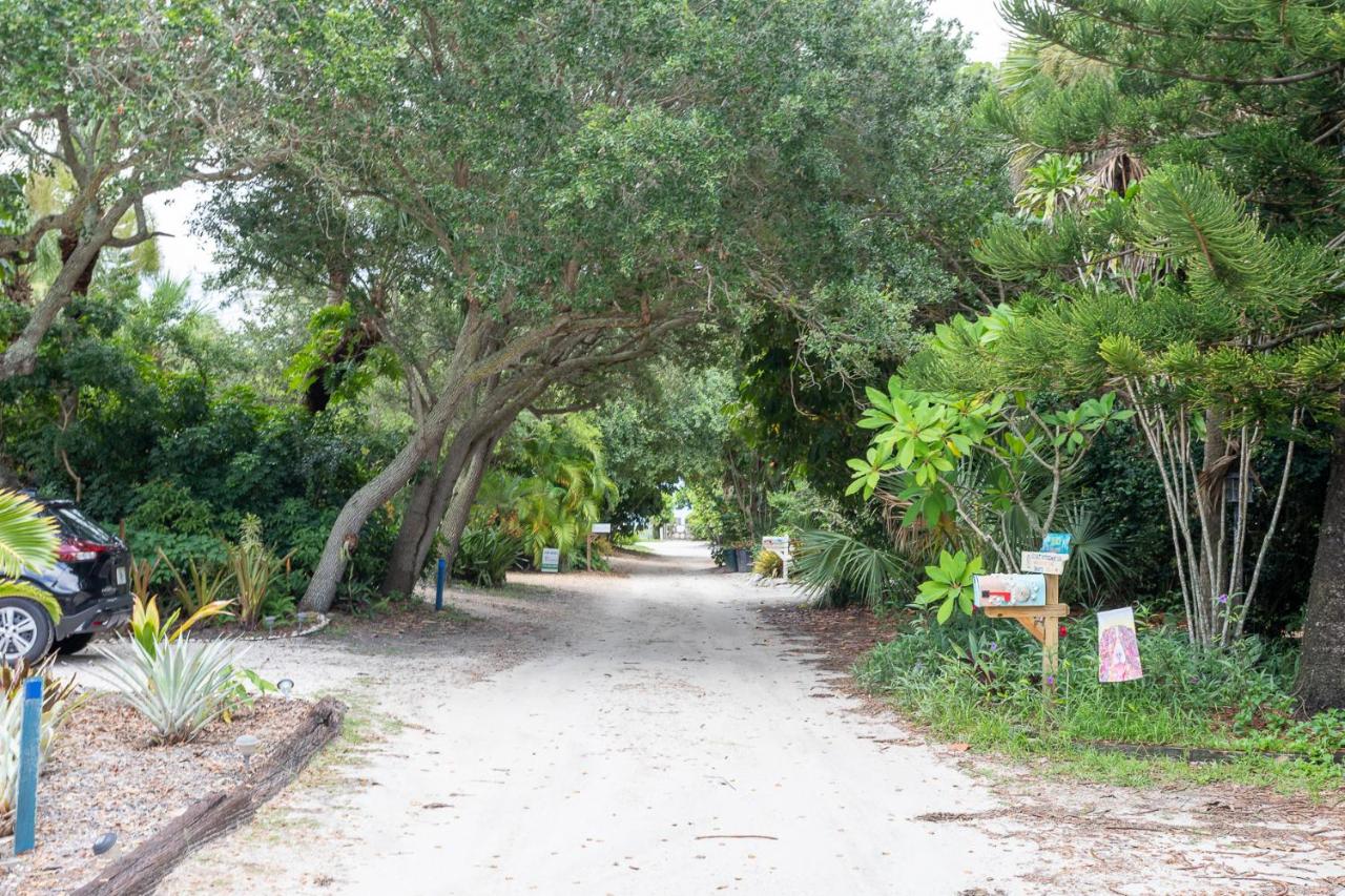 | Beach Cottage, Steps to the Beach. Pet friendly. King Bed.