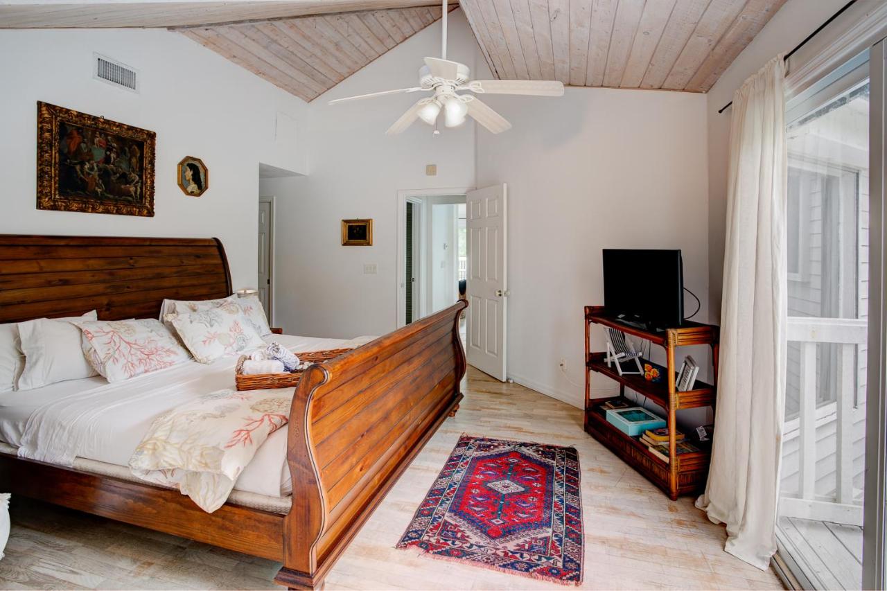 | Beach Cottage, Steps to the Beach. Pet friendly. King Bed.