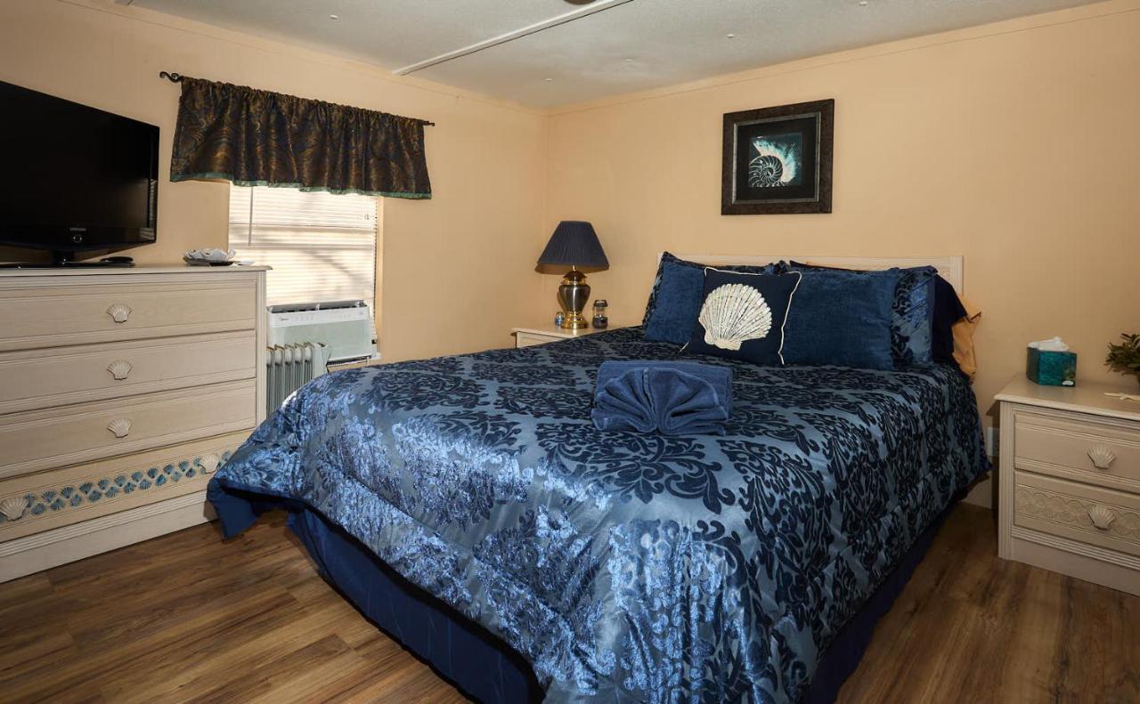 | Room in Apartment - Pleasant Days Bb Manatee Room