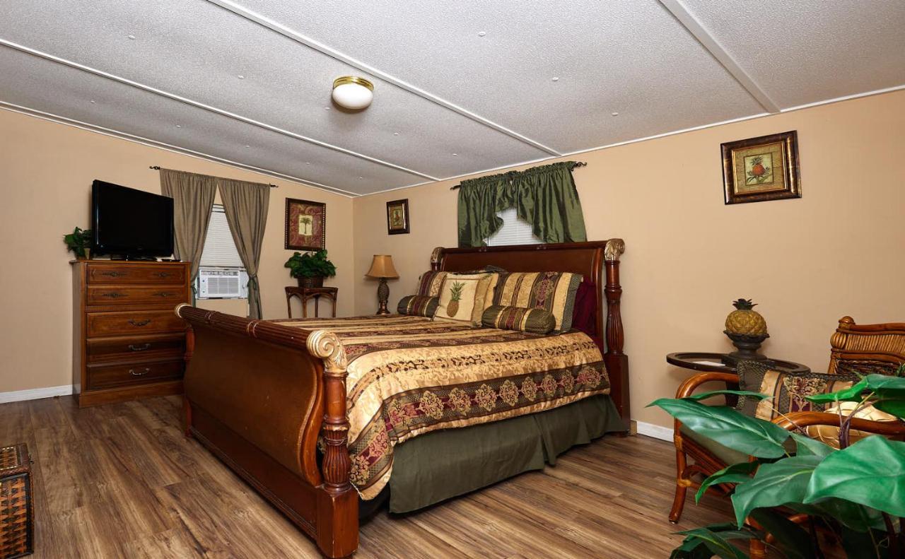 | Room in Apartment - Pleasant Days Bb Manatee Room