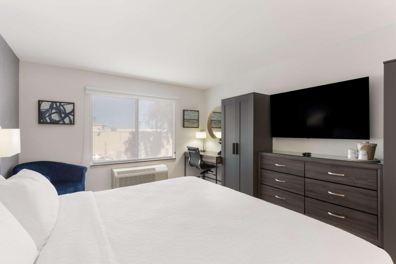 King Room with Mobility Accessible Tub and Sofa Bed at Revival Scottsdale Studios