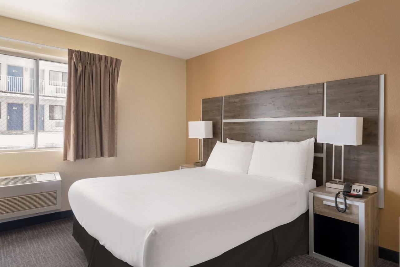 Queen Room with Bath Tub - Disability Access at SureStay Hotel by Best Western Wells