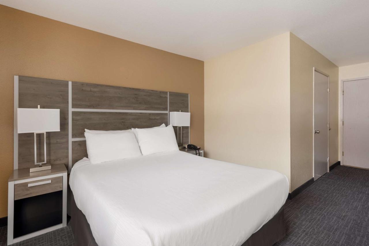 Queen Room with Bath Tub - Disability Access at SureStay Hotel by Best Western Wells