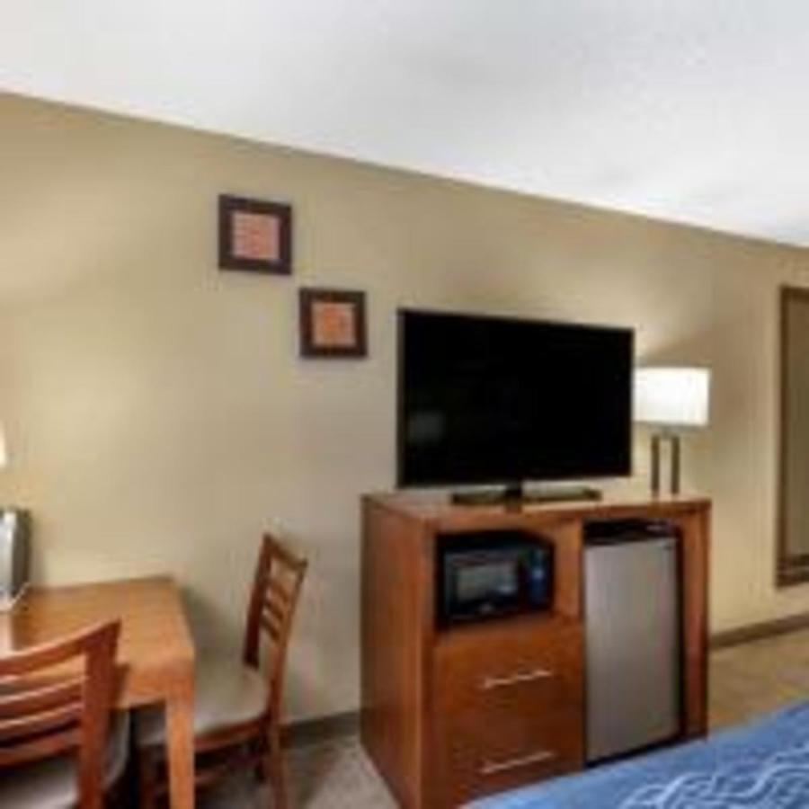 King Room - Non-Smoking at Comfort Inn Gurnee near Six Flags