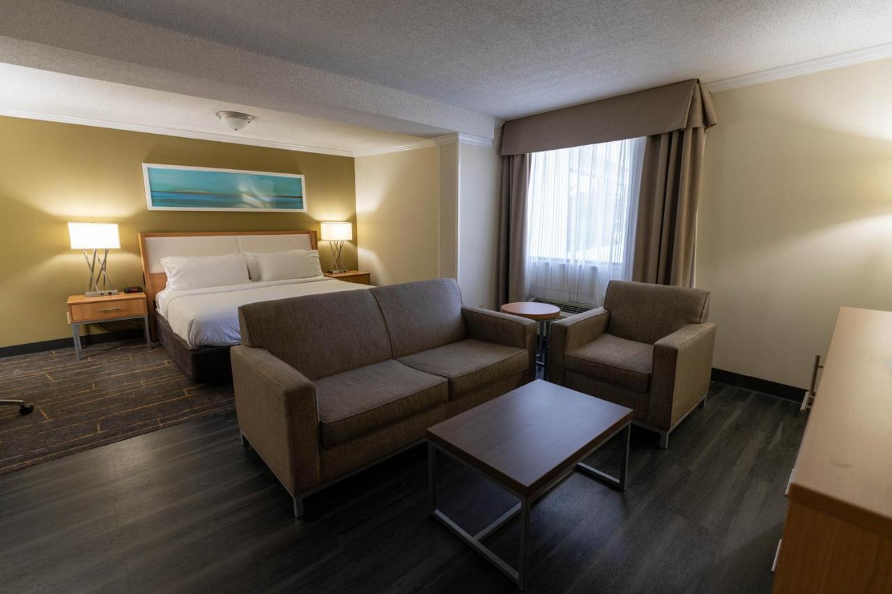 King Feature - Non-Smoking at Holiday Inn Greenville by IHG