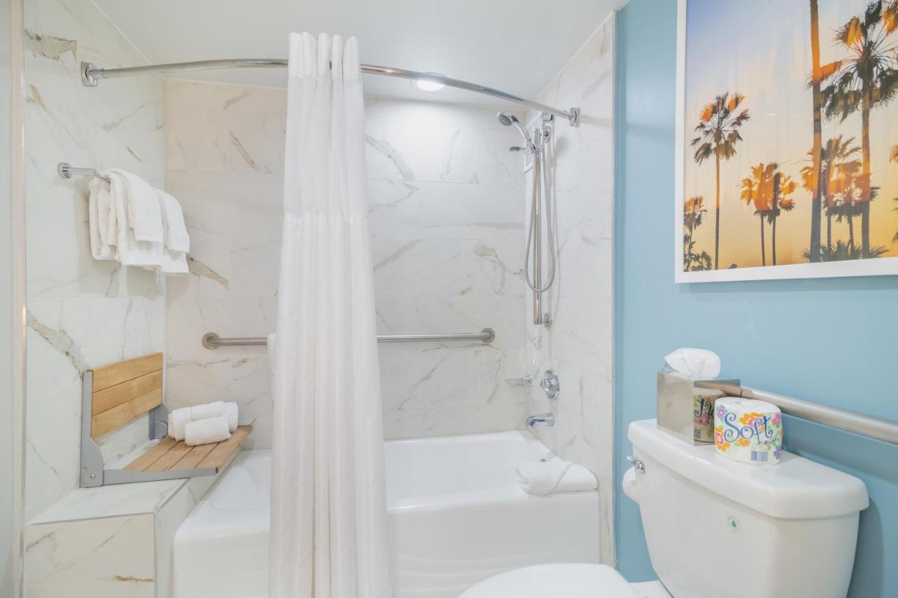 King Studio Suite with Sofa Bed - Accessible/Non-Smoking at Four Points by Sheraton Miami Beach