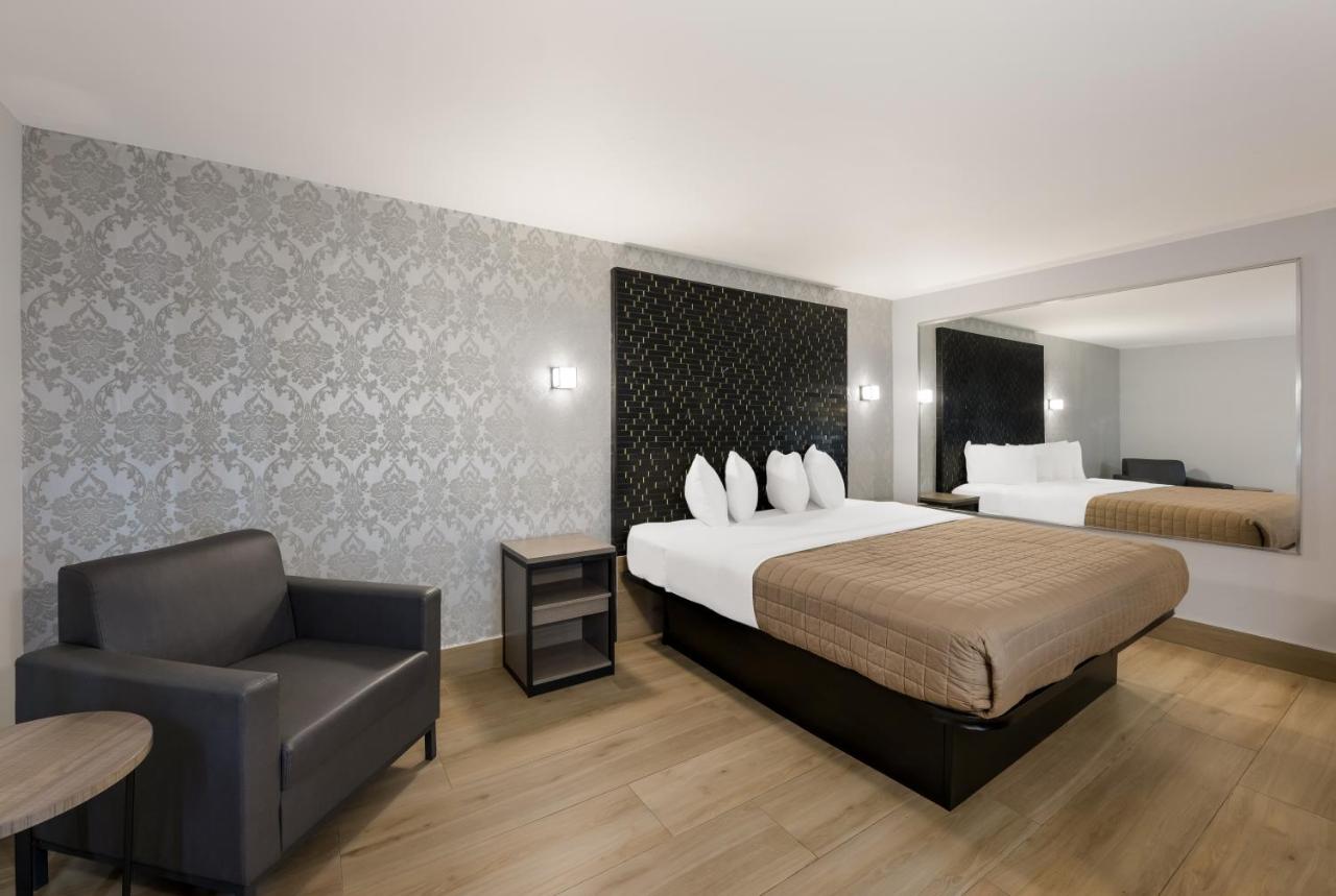 Deluxe King Room at Essence Express Wayne