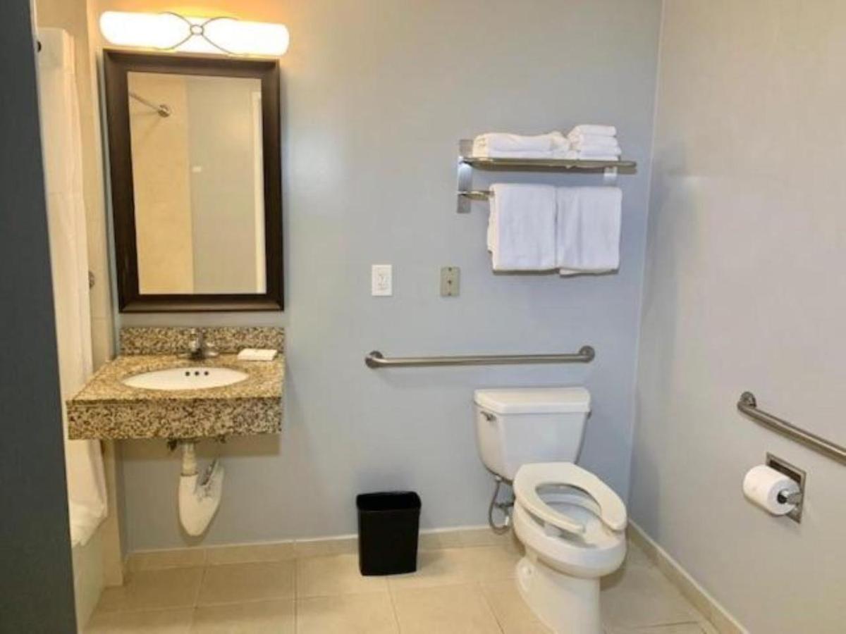 Standard Room, 1 Queen Bed, Accessible Tub, Non Smoking at Tilt Hotel Universal/Hollywood, Ascend Hotel Collection