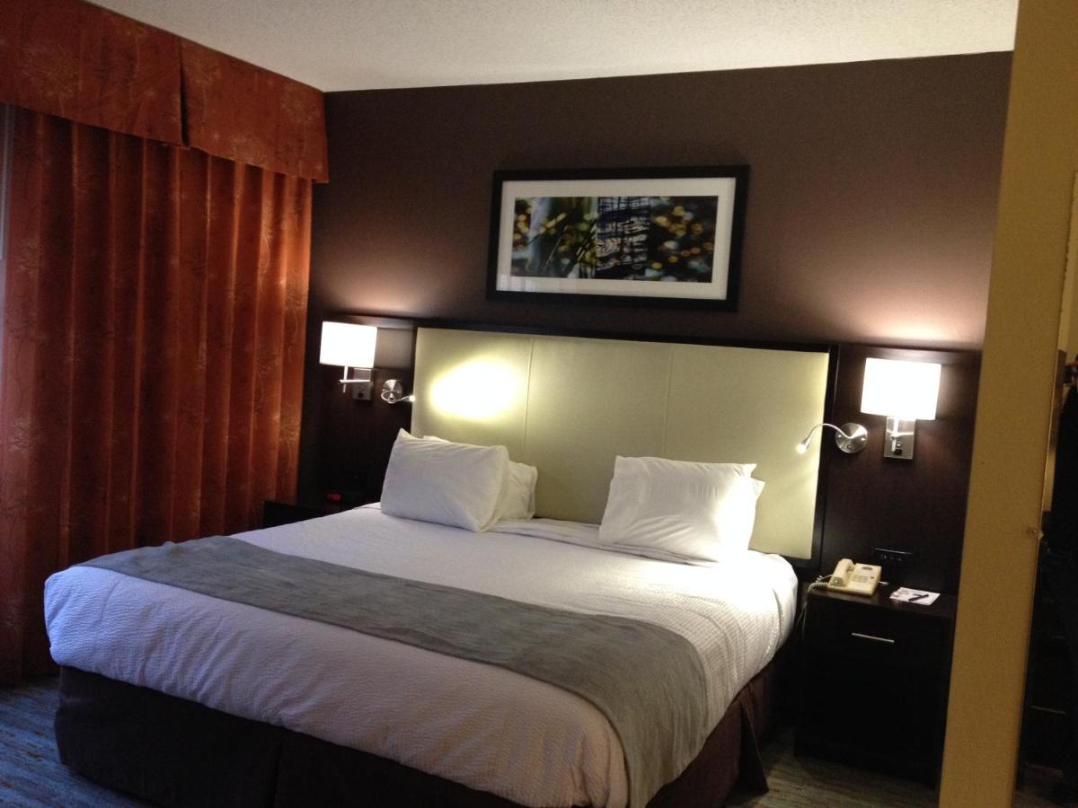 Deluxe King Room at Cherokee Grand Hotel