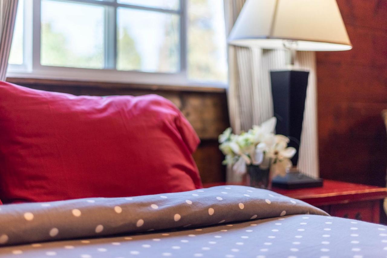| Log Cabin Motel