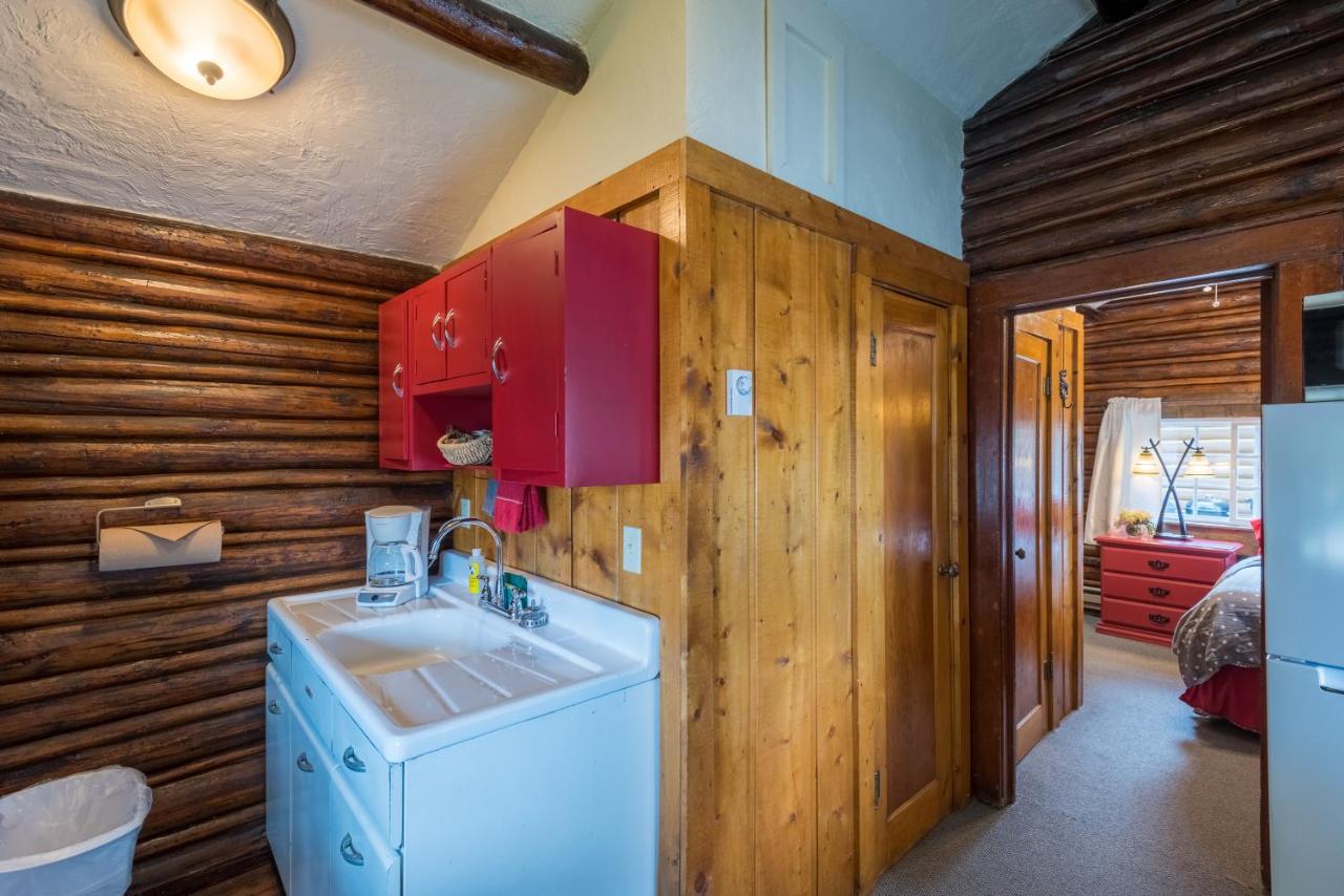 | Log Cabin Motel