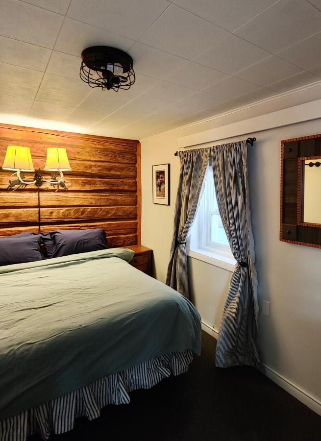 | Log Cabin Motel