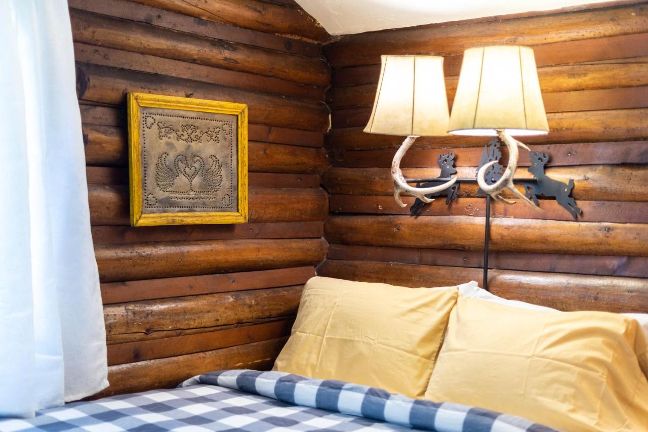 | Log Cabin Motel