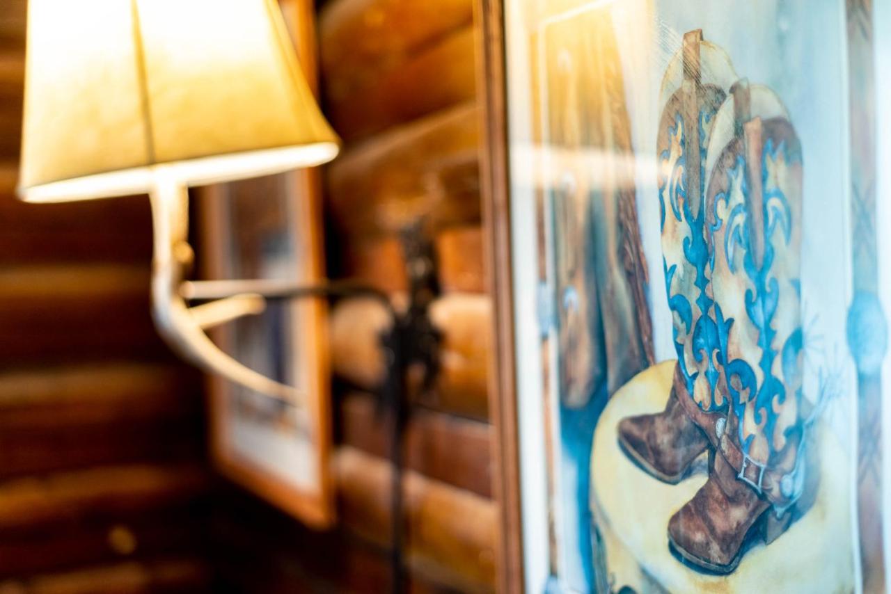| Log Cabin Motel