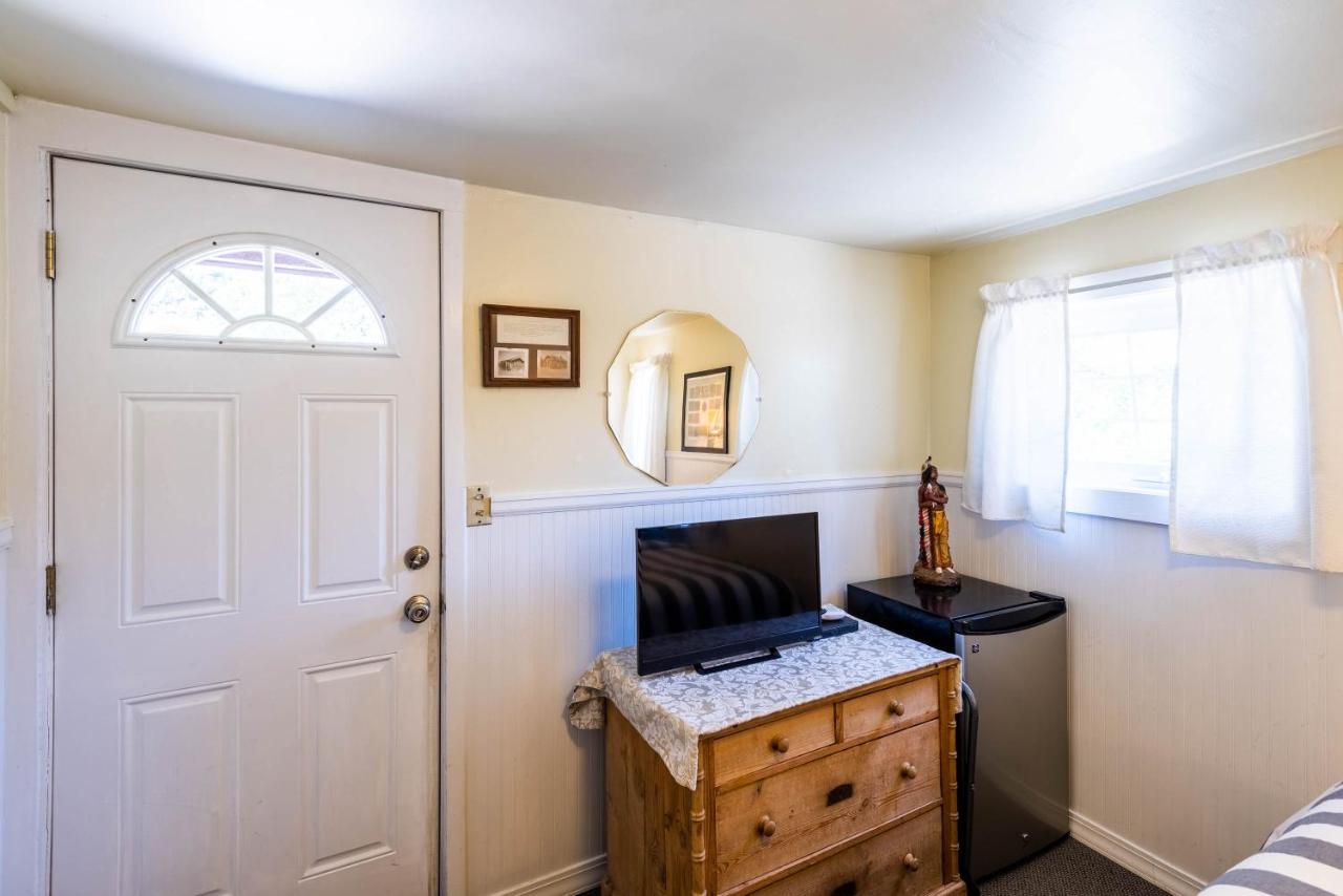 | Log Cabin Motel