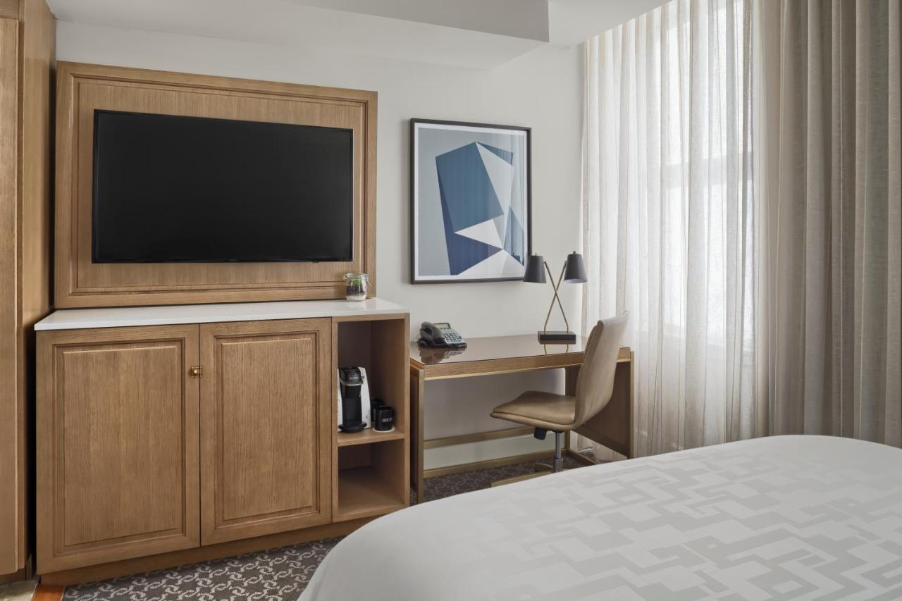 Petite One Queen Room at Hotel Teatro