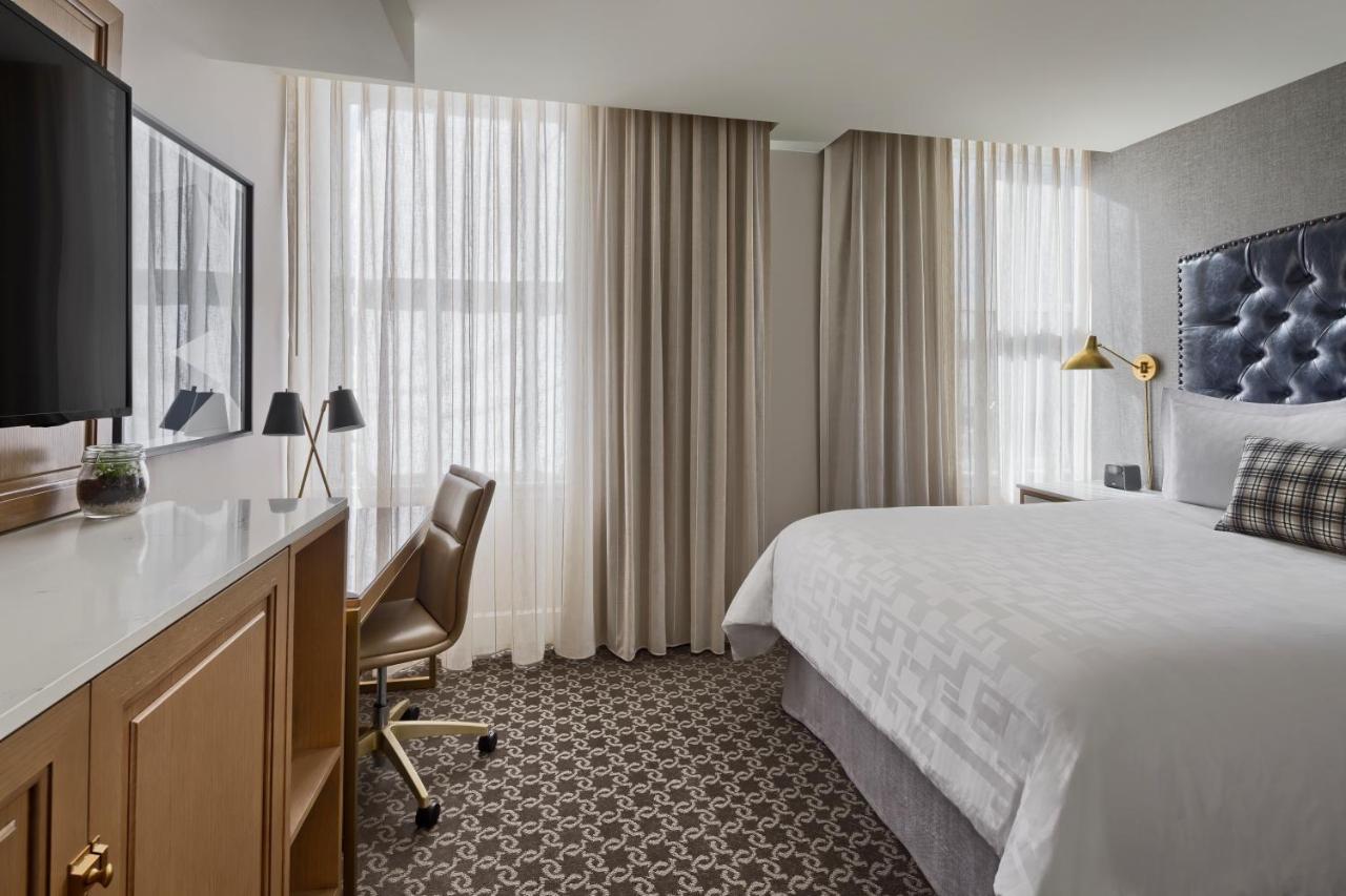 Petite One Queen Room at Hotel Teatro