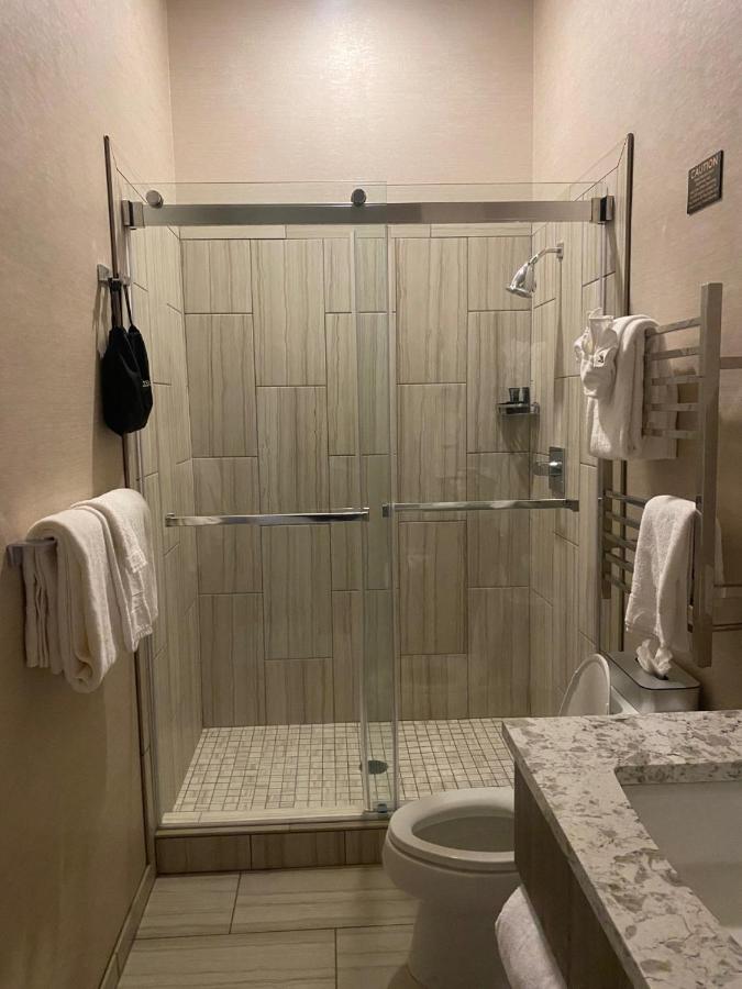 Queen Room at Harlow Hotel